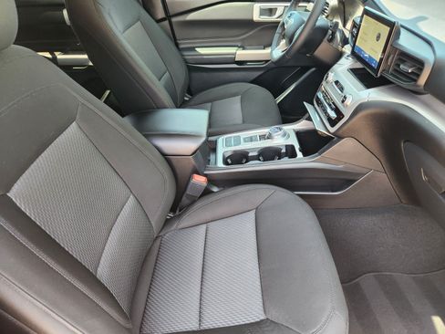 Used 2024 Ford Explorer XLT RWD image 11