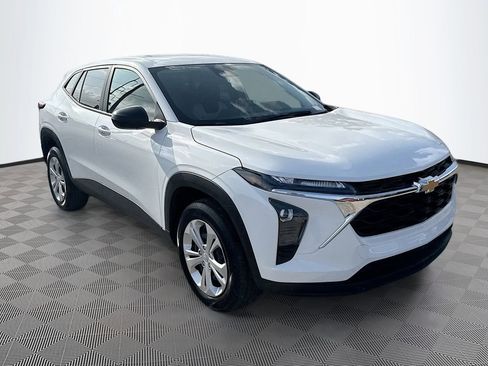 Used 2025 Chevrolet Trax LS image 3