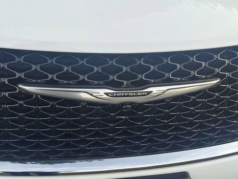 Used 2023 Chrysler Pacifica Touring-L FWD image 6