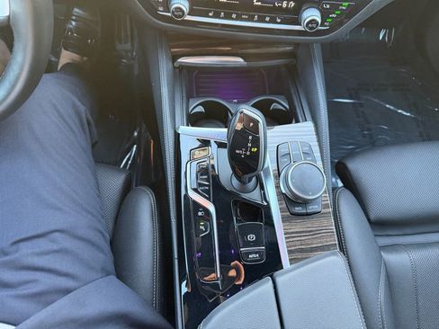 Used 2022 BMW 530e w/ M Sport Package image 23