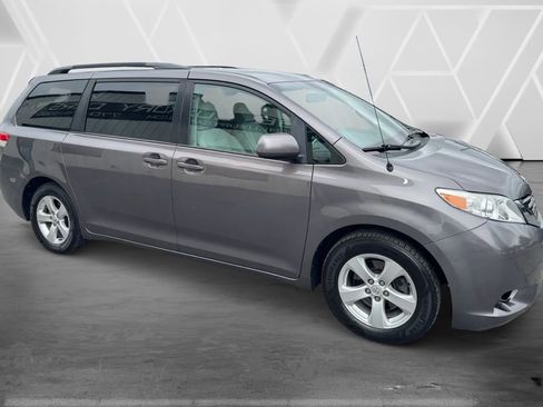 Used 2014 Toyota Sienna LE FWD image 4