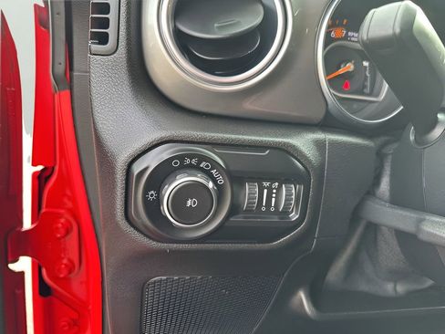 Used 2020 Jeep Wrangler Unlimited Sahara image 25