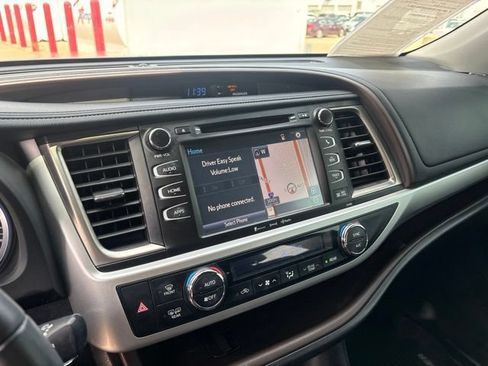 Used 2019 Toyota Highlander XLE AWD/4WD image 18