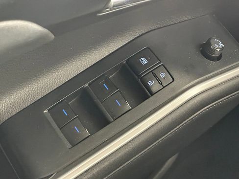 Used 2021 Toyota Highlander XLE AWD/4WD image 36