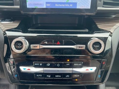 Used 2023 Ford Explorer Limited w/ Equipment Group 301A AWD/4WD image 30