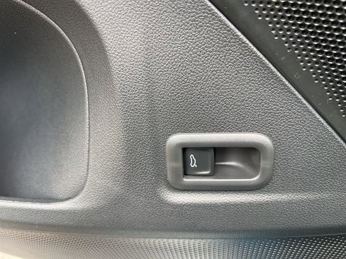 New 2026 Volkswagen Tiguan SE image 21