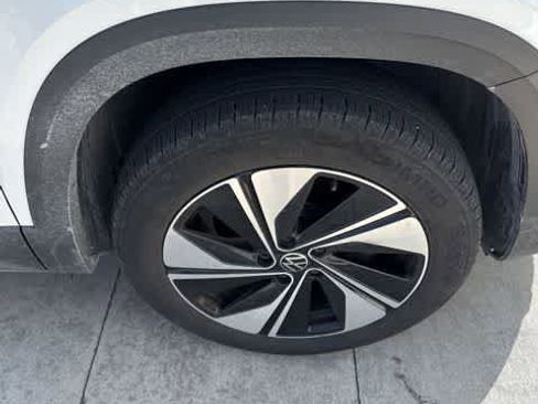 Certified 2024 Volkswagen Taos SE image 4