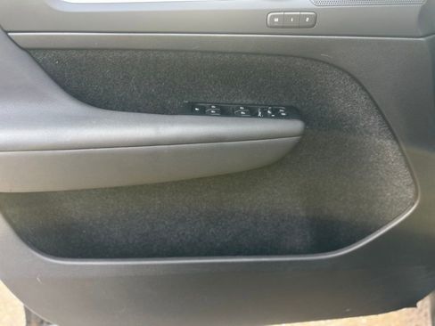 Used 2024 Volvo XC40 B5 Core image 15