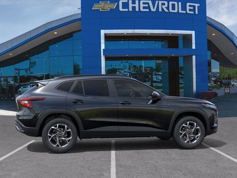 New 2026 Chevrolet Trax LT w/ Sunroof Package image 32