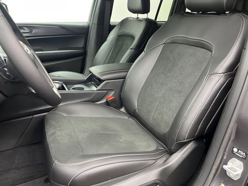 New 2025 Jeep Grand Cherokee Altitude image 8