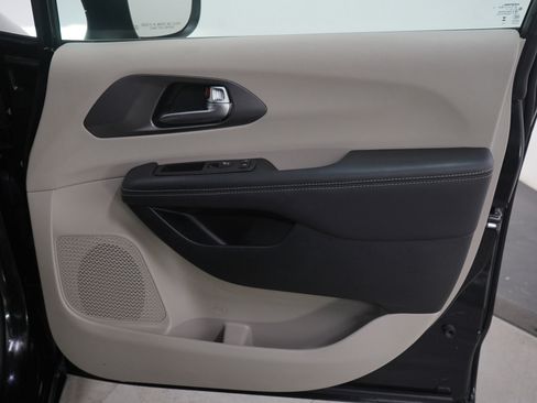 Used 2023 Chrysler Pacifica Touring-L image 10