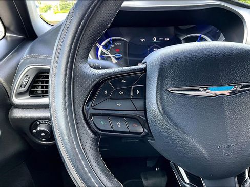 Used 2020 Chrysler Pacifica Limited w/ Advanced Safetytec Group FWD image 18