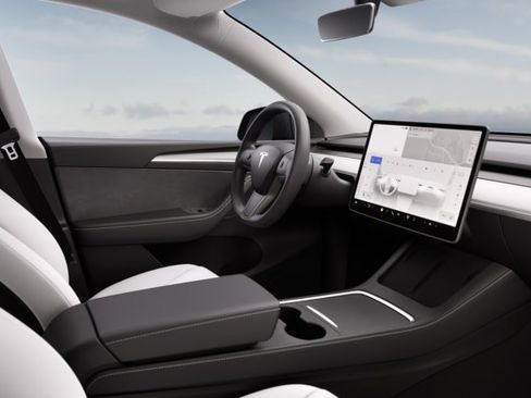 Certified 2023 Tesla Model Y Long Range AWD/4WD image 3