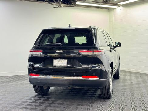 Used 2023 Jeep Grand Cherokee Laredo image 2