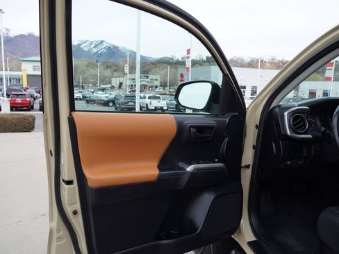 Certified 2018 Toyota Tacoma SR5 image 16