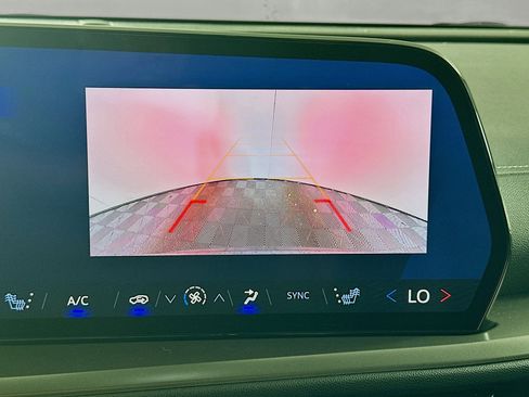 Used 2025 Chevrolet Traverse LT image 23