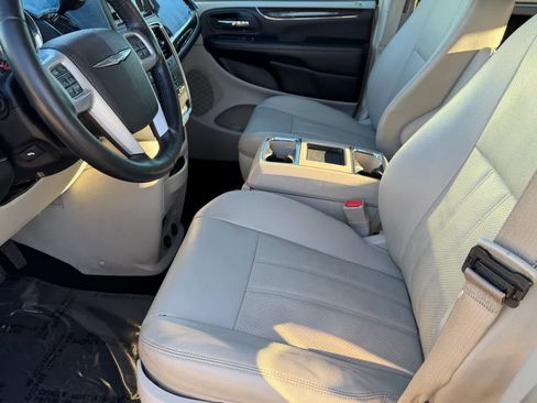 Used 2013 Chrysler Town & Country Touring-L w/ Driver Convenience Group image 18