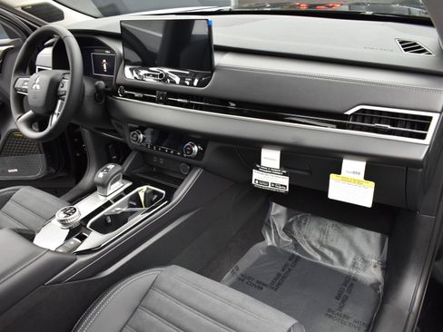 New 2025 Mitsubishi Outlander SE image 7