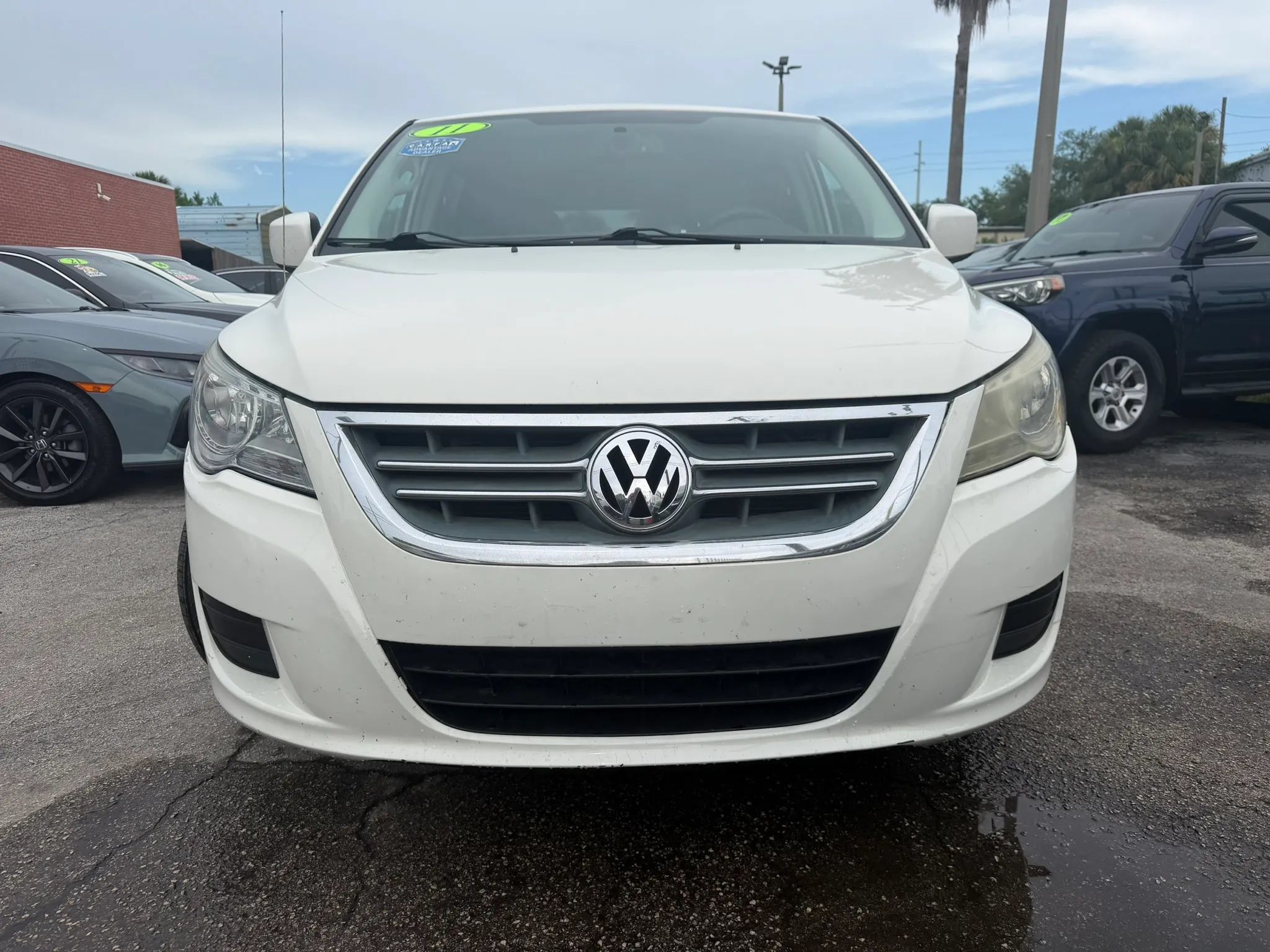 Used 2011 Volkswagen Routan SE FWD image 2