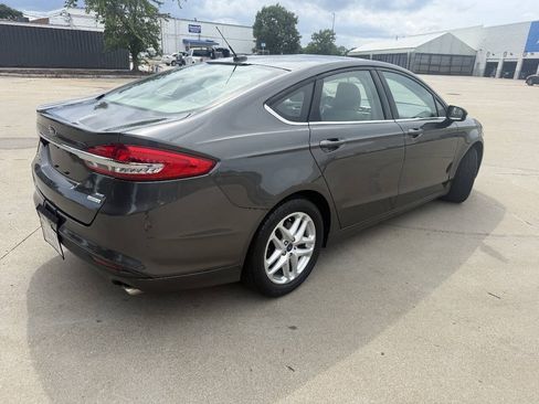 Used 2018 Ford Fusion SE FWD image 4