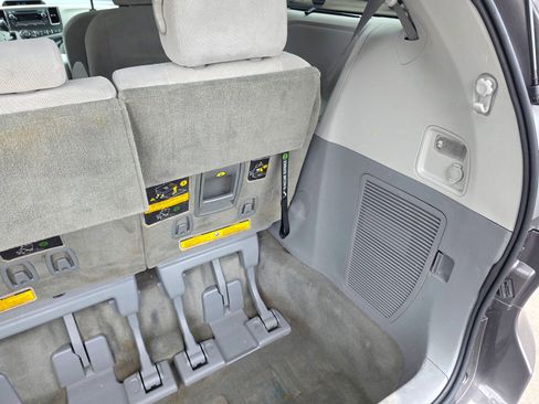 Used 2014 Toyota Sienna LE AWD/4WD image 70