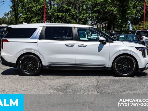 Used 2025 Kia Carnival FWD image 10