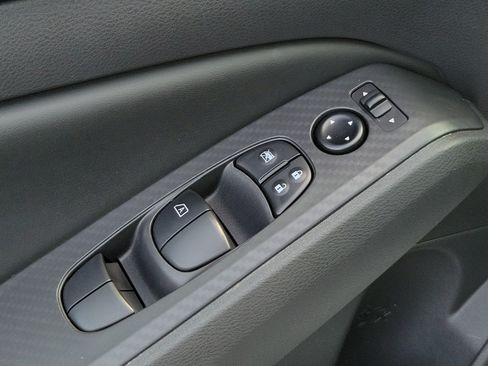Used 2025 Nissan Altima 2.5 SV FWD image 14