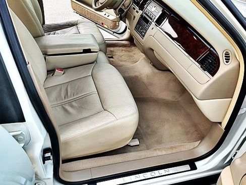 Used 2006 Lincoln Town Car Signature Limited image 15
