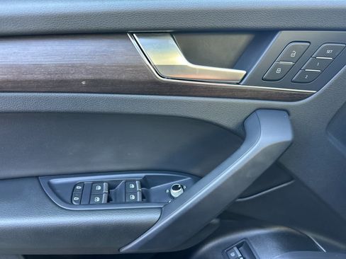 Used 2023 Audi Q5 e Premium w/ Convenience Package AWD/4WD image 12