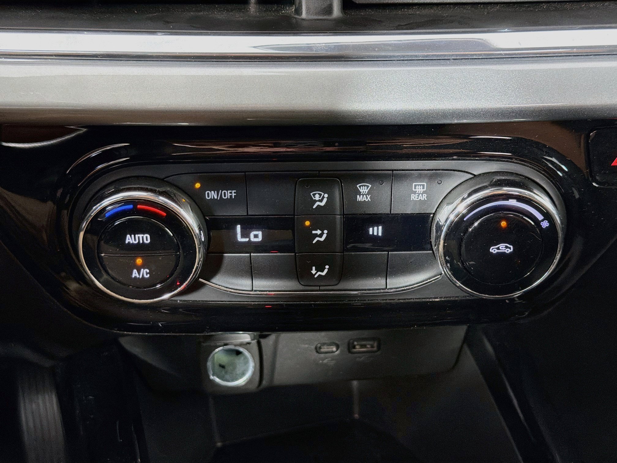 Used 2025 Chevrolet Trax LT FWD image 23