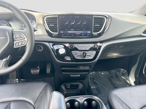 Used 2025 Chrysler Pacifica Select FWD image 18