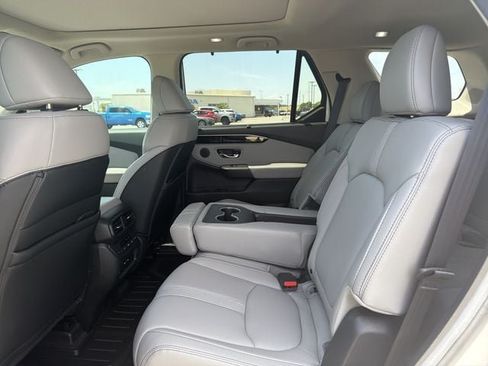 Used 2025 Honda Pilot Touring image 12