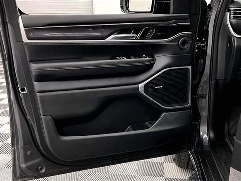 Used 2023 Jeep Wagoneer 4WD w/ Premium Group I image 20