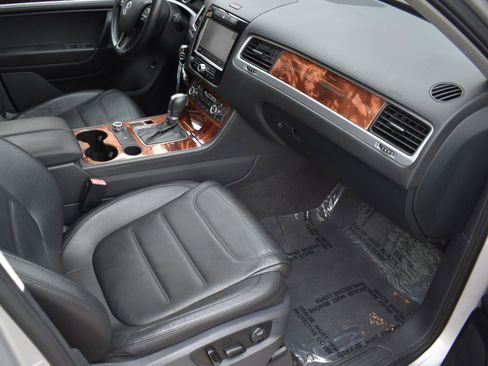 Used 2012 Volkswagen Touareg Sport image 32