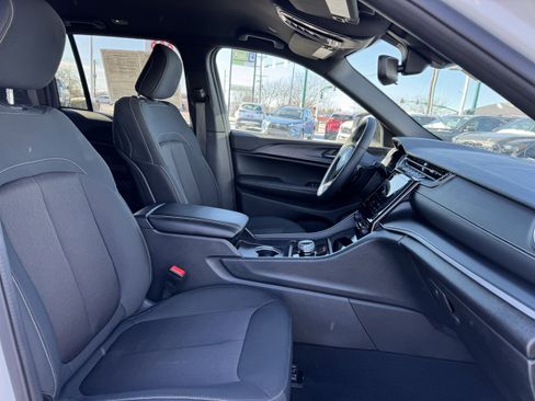 Used 2024 Jeep Grand Cherokee Laredo w/ Luxury Tech Group I image 36