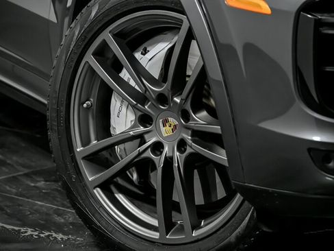 Used 2019 Porsche Cayenne Turbo image 3