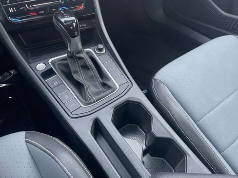 Used 2025 Volkswagen Jetta SE image 40