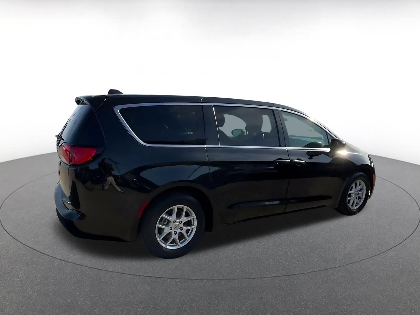 Used 2023 Chrysler Voyager LX FWD image 14