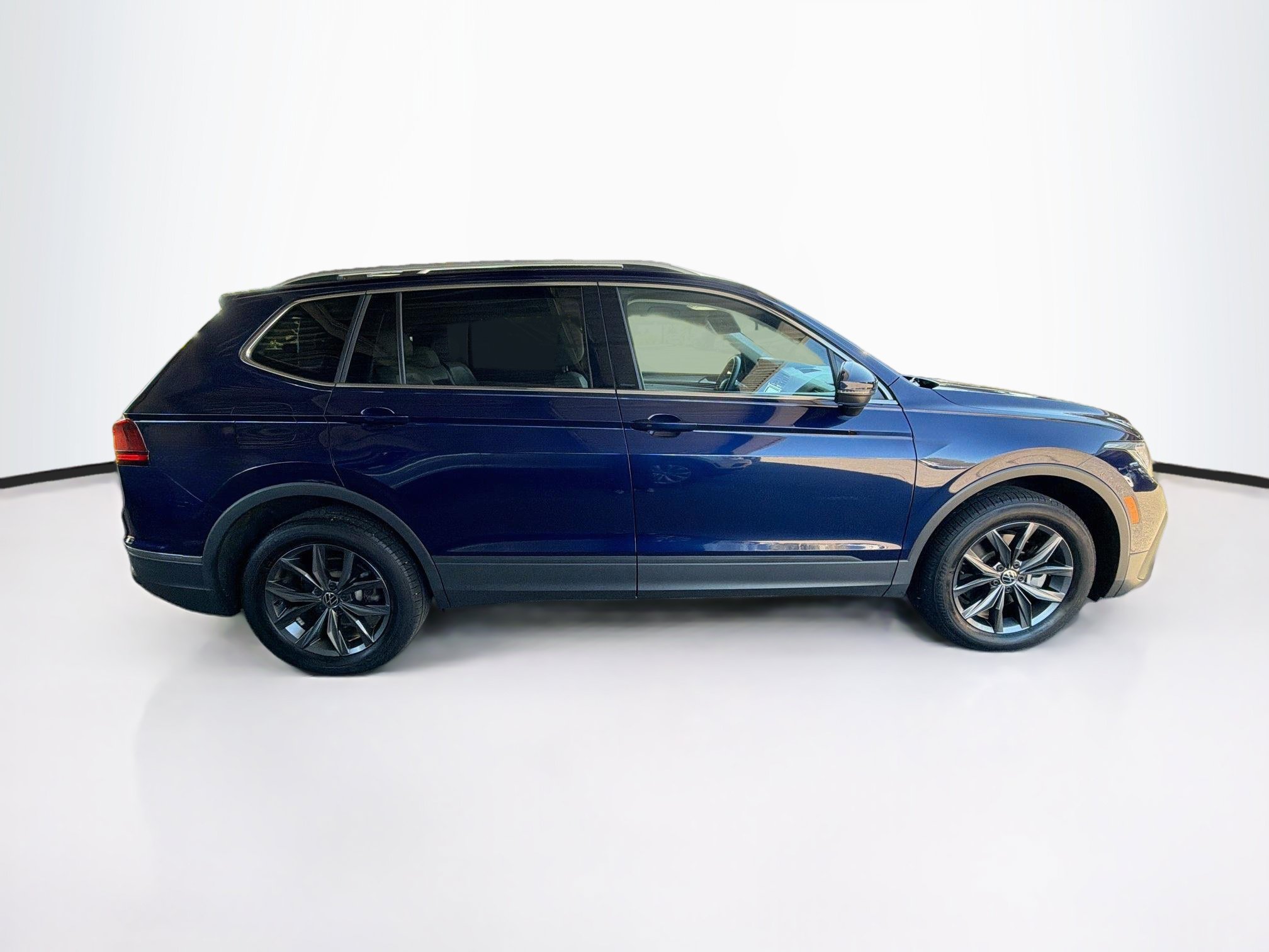 Used 2023 Volkswagen Tiguan SE AWD/4WD image 10