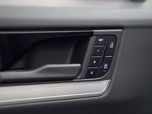 Certified 2025 Porsche Cayenne image 22