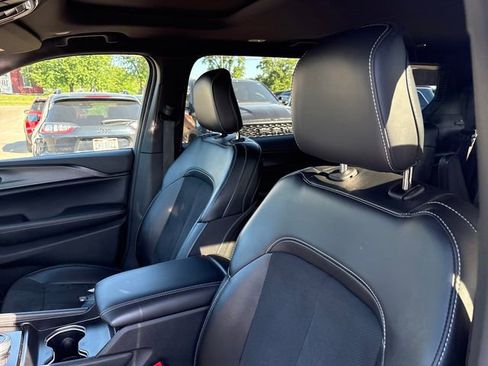 Used 2024 Jeep Grand Cherokee L Altitude AWD/4WD image 9