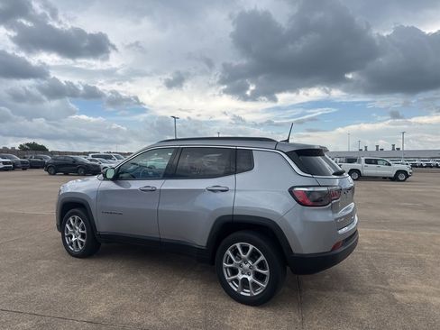 Used 2022 Jeep Compass Latitude AWD/4WD image 11