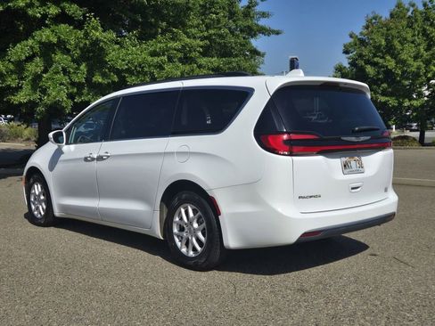 Used 2022 Chrysler Pacifica Touring-L FWD image 18