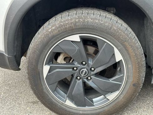 Used 2025 Nissan Rogue SV AWD/4WD image 14