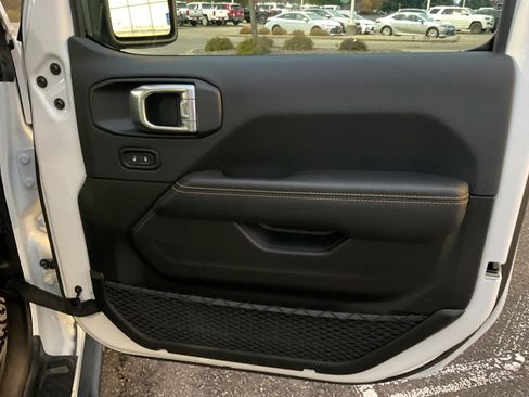 Used 2024 Jeep Wrangler Sahara image 14