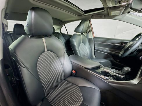 Used 2020 Toyota Camry SE image 25