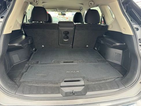 Used 2018 Nissan Rogue SV w/ Premium Package image 5