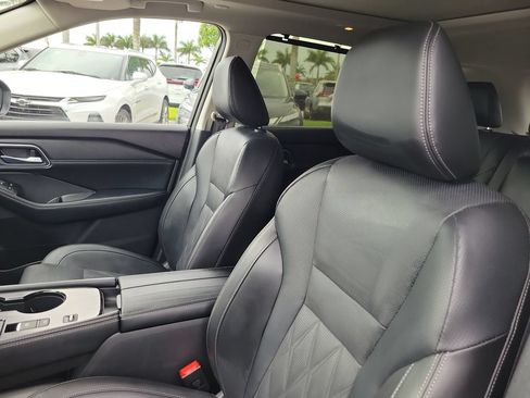 Used 2025 Nissan Rogue Platinum w/ Platinum Premium Package FWD image 17