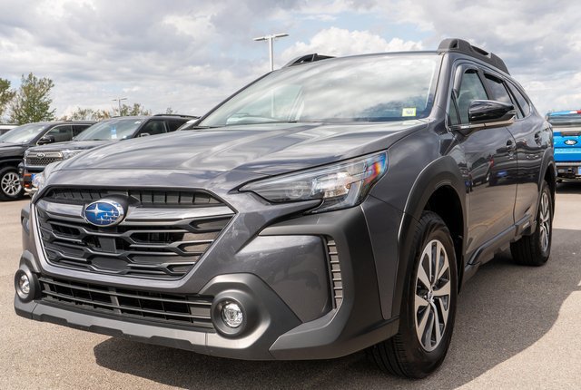 Used 2025 Subaru Outback Premium AWD/4WD image 2
