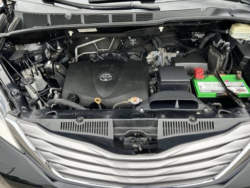 Used 2017 Toyota Sienna XLE FWD image 30